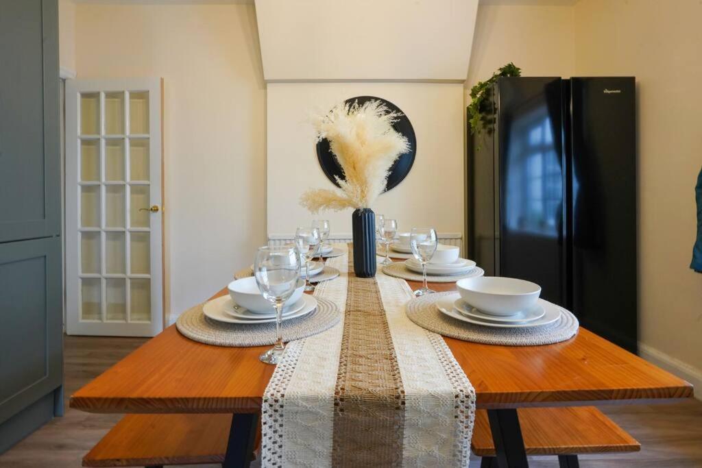 Orchard - Sleeps 10 - Close To Town Centre - Free Parking, Pool Table, Fast Wi-fi And Smart Tv With Netflix By Yoko Holiday home
