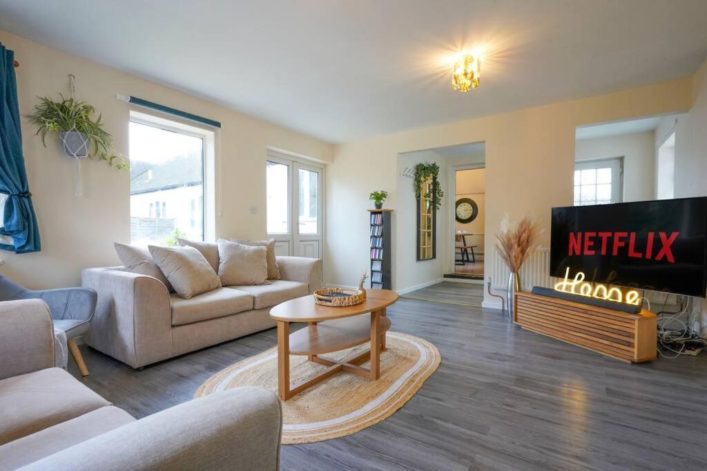 Holiday home Orchard - Sleeps 10 - Close To Town Centre - Free Parking, Pool Table, Fast Wi-fi And Smart Tv With Netflix By Yoko *