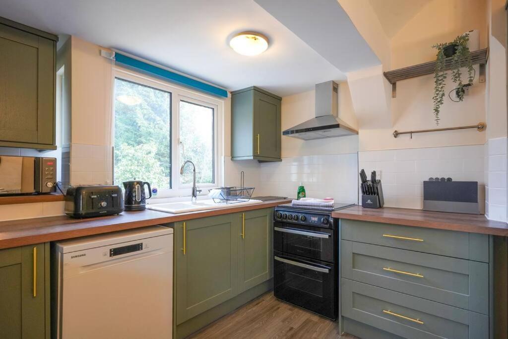 Holiday home Orchard - Sleeps 10 - Close To Town Centre - Free Parking, Pool Table, Fast Wi-fi And Smart Tv With Netflix By Yoko *