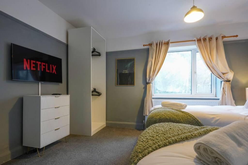 Orchard - Sleeps 10 - Close To Town Centre - Free Parking, Pool Table, Fast Wi-fi And Smart Tv With Netflix By Yoko Northampton