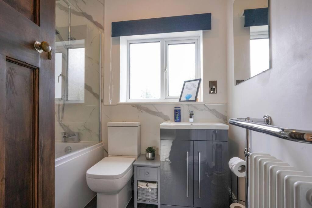 Holiday home Orchard - Sleeps 10 - Close To Town Centre - Free Parking, Pool Table, Fast Wi-fi And Smart Tv With Netflix By Yoko