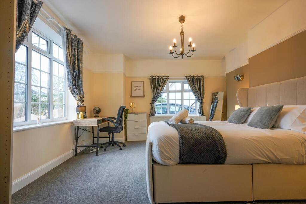 Holiday home Orchard - Sleeps 10 - Close To Town Centre - Free Parking, Pool Table, Fast Wi-fi And Smart Tv With Netflix By Yoko Northampton