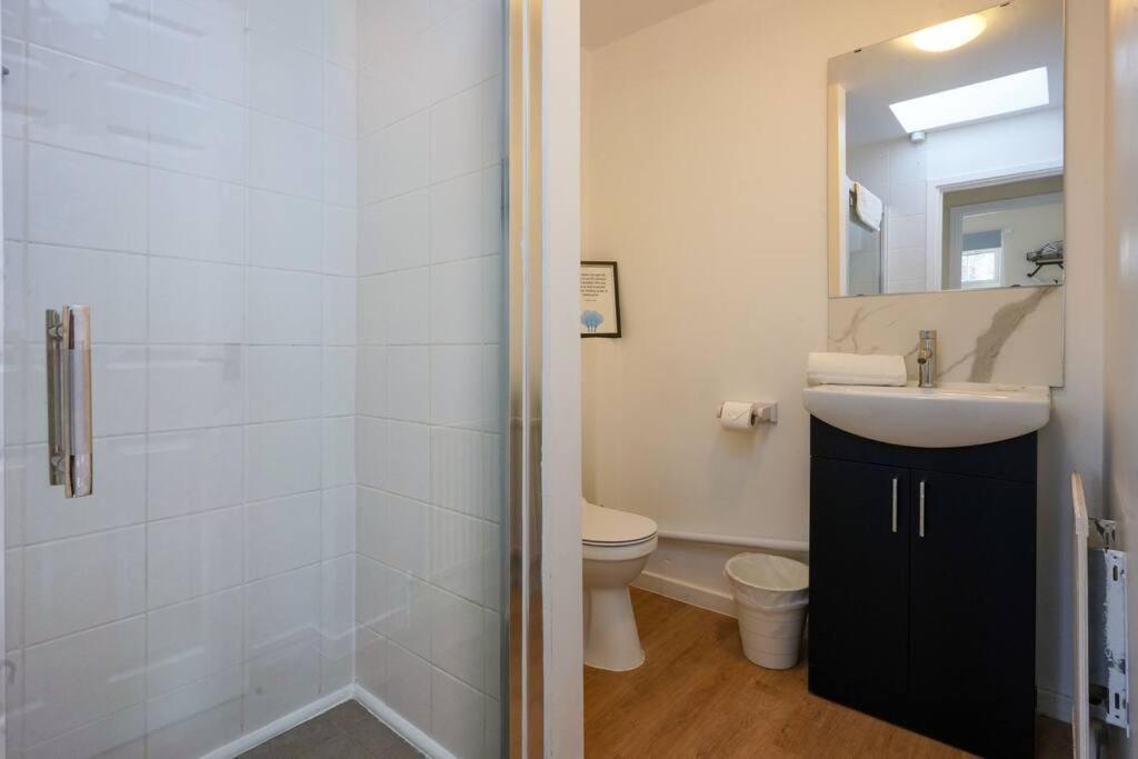 Holiday home Orchard - Sleeps 10 - Close To Town Centre - Free Parking, Pool Table, Fast Wi-fi And Smart Tv With Netflix By Yoko *