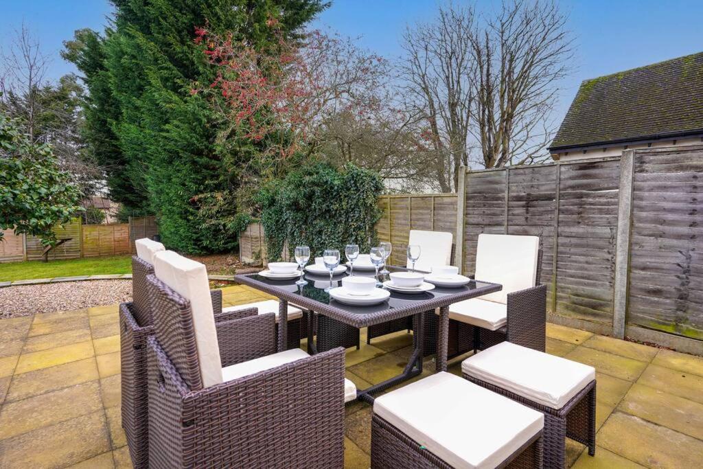 Orchard - Sleeps 10 - Close To Town Centre - Free Parking, Pool Table, Fast Wi-fi And Smart Tv With Netflix By Yoko Northampton